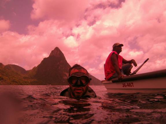 Fim de mergulhos, ainda com o filtro para fotos subaquáticas, em Soufriere, sul de Santa Lúcia, no Caribe